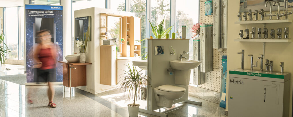 Foto aus dem Inneren des Gebäudes. Im Inneren sind Sanitärartikel ausgestellt.