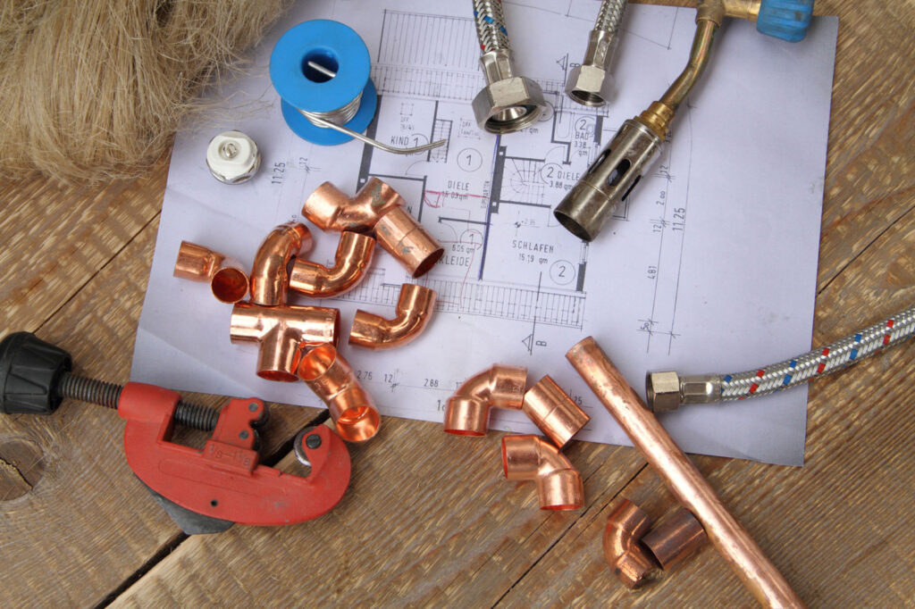 Foto der Instrumente, die auf dem Grundriss der Wohnung liegen