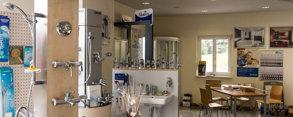 Foto aus dem Inneren des Gebäudes. Im Inneren sind Sanitärartikel ausgestellt.